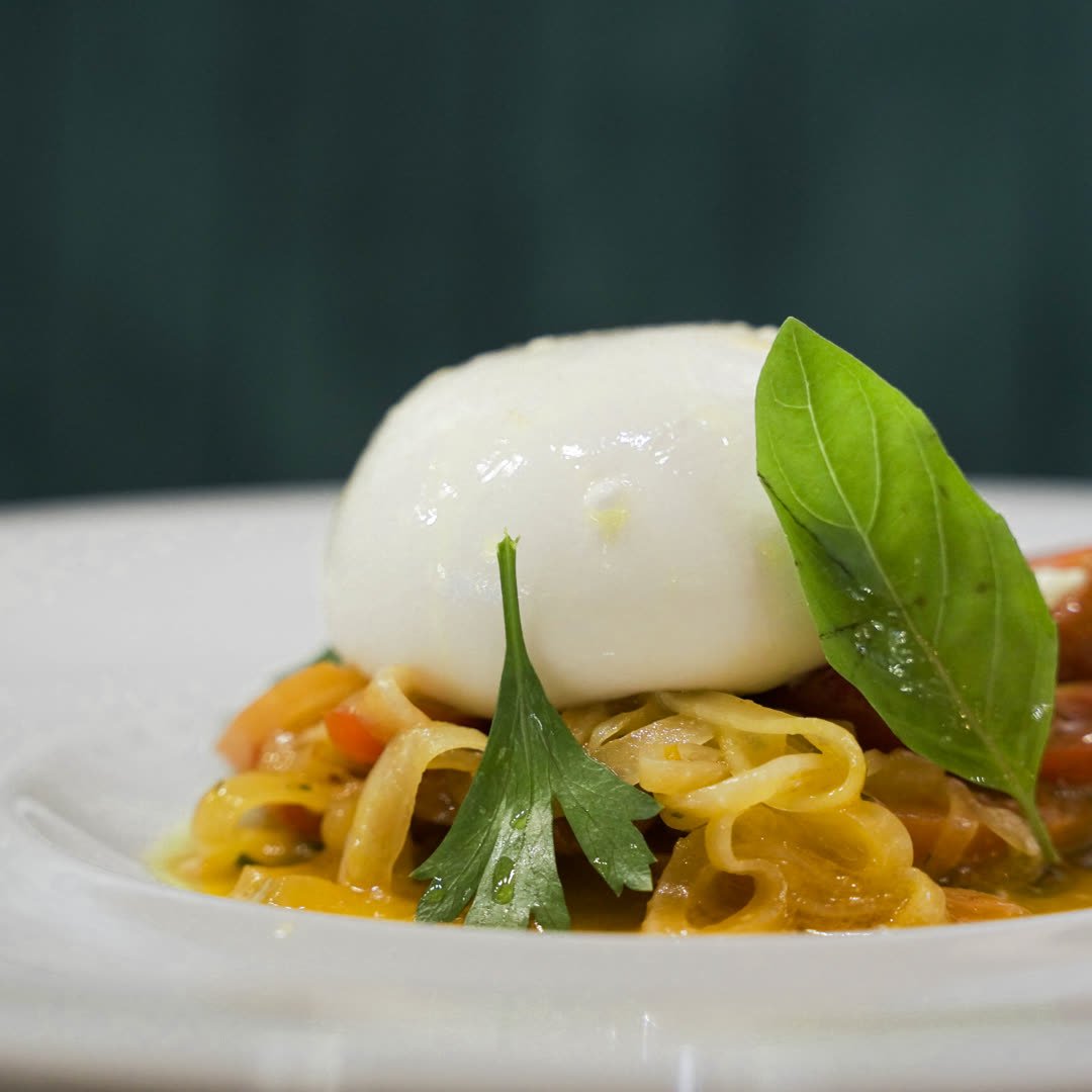 Burrata, färsk tagliatelle och basilika