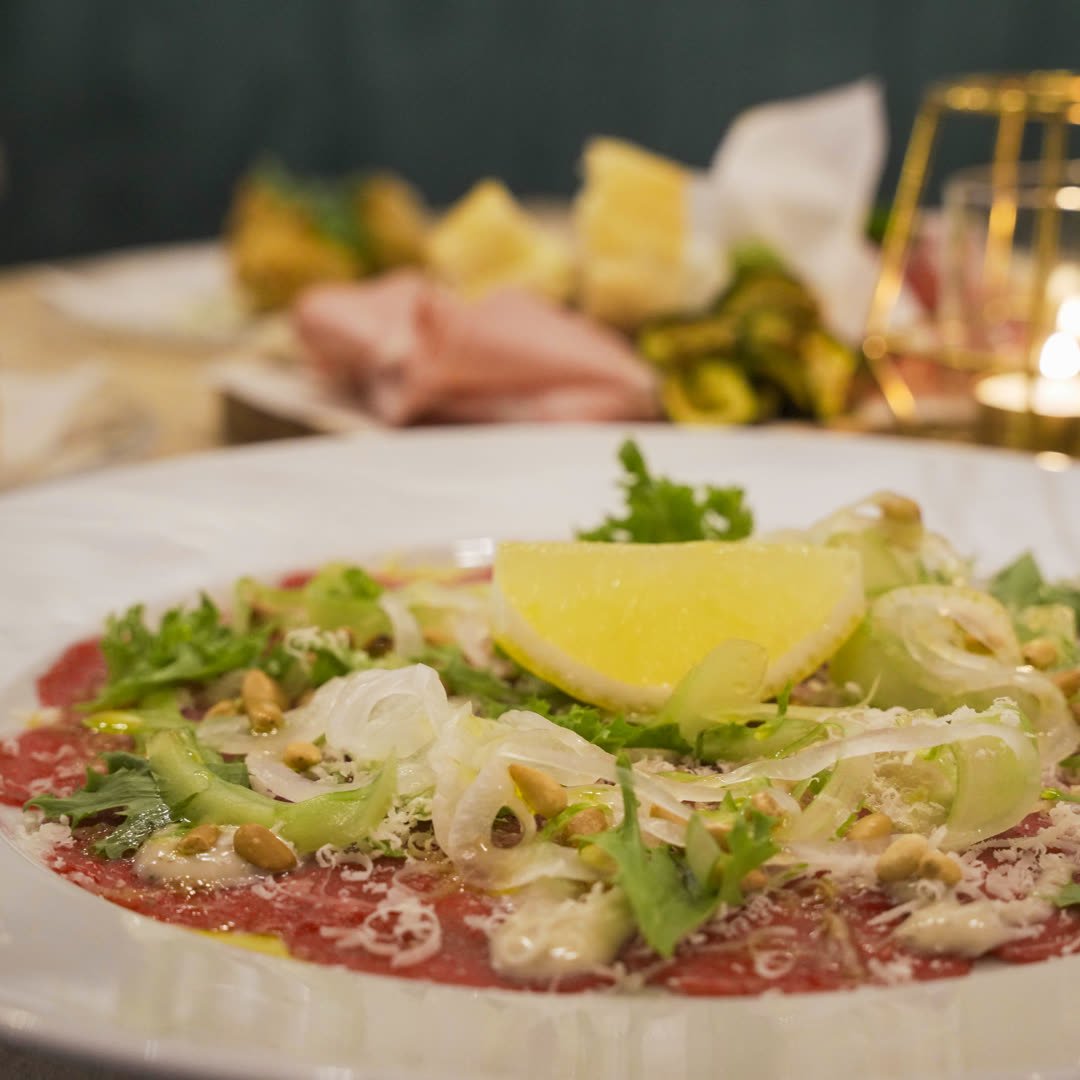 Carpaccio på oxfilé med parmesan och pinjenötter
