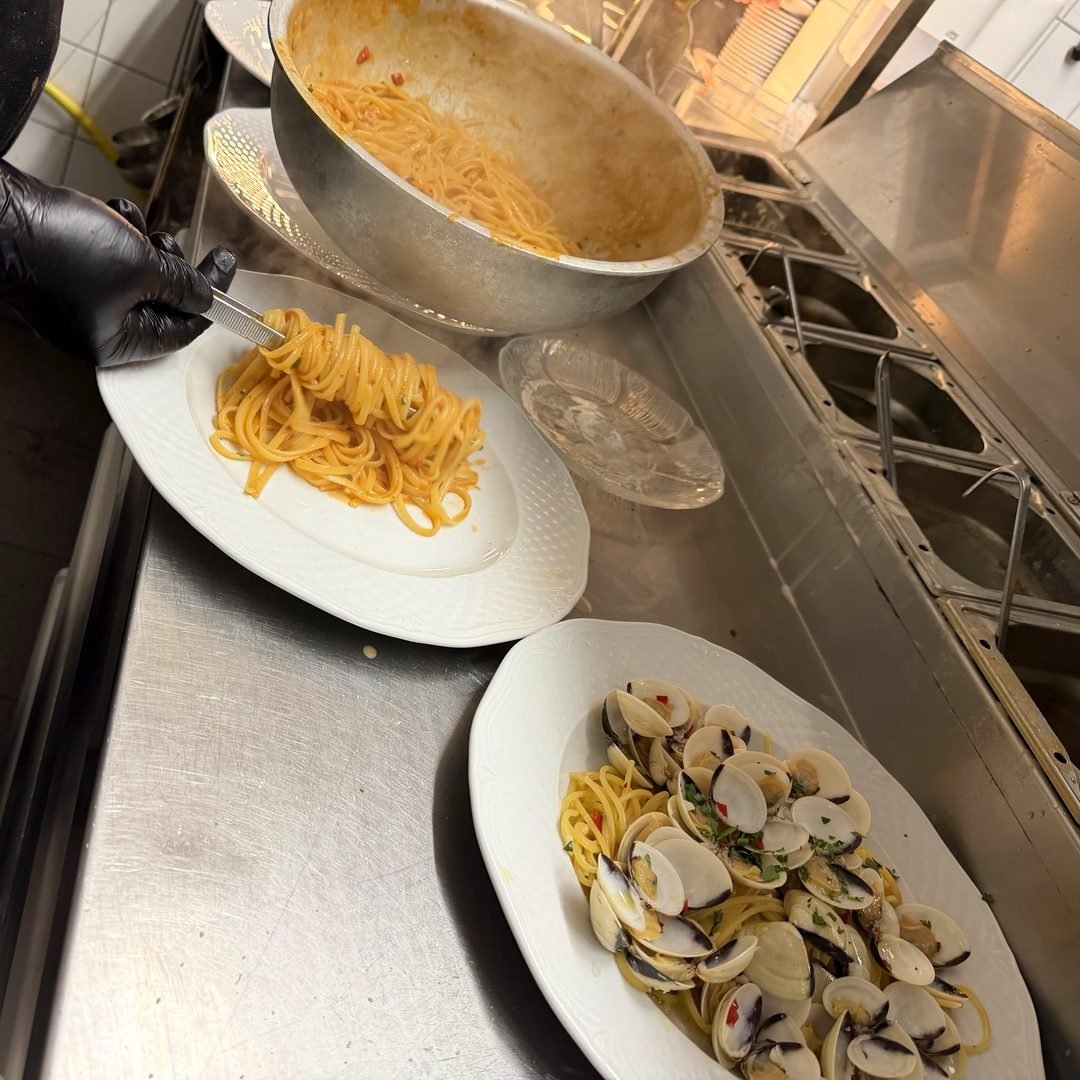 Spaghetti alla Busara di gamberi – och vongole bredvid