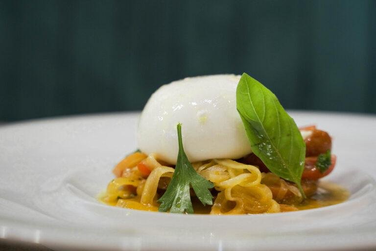 Handgjord tagliatelle med burrata