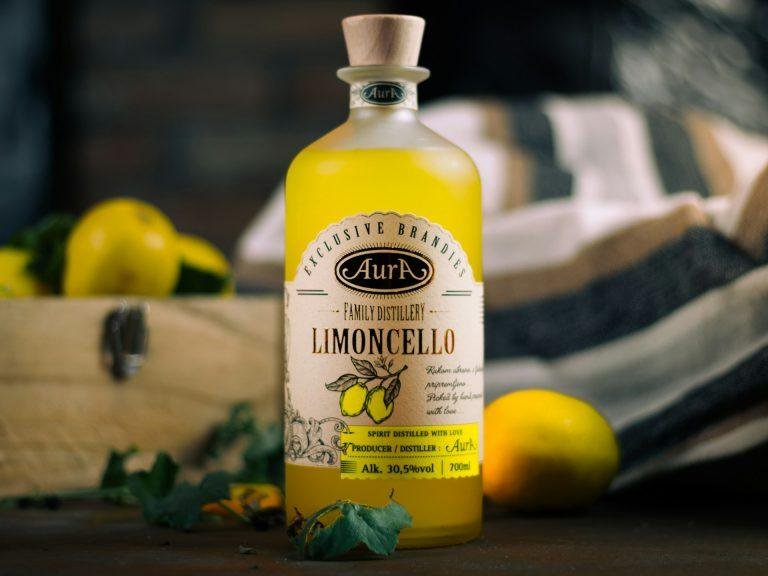 Autentisk limoncello-flaska med färska citroner från södra Italien